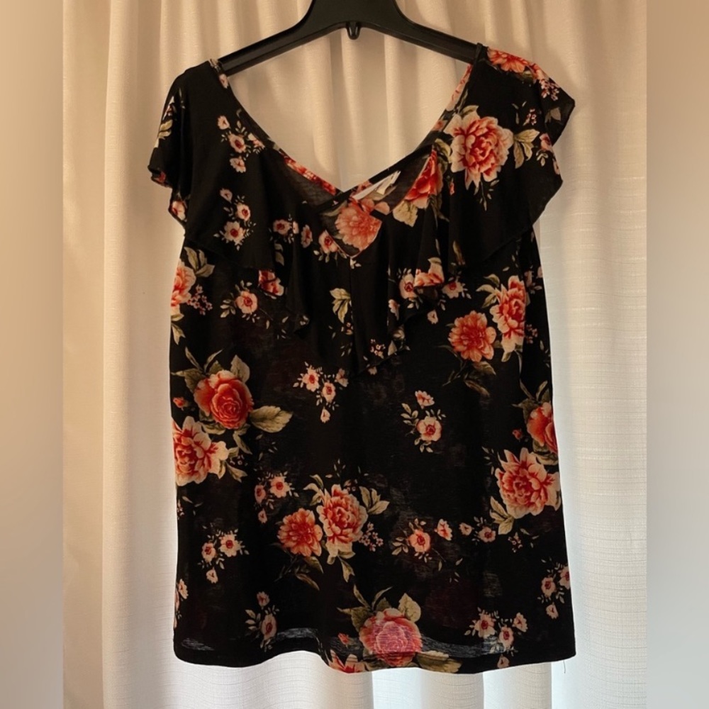 🌻 2/$15 Black Floral Blouse